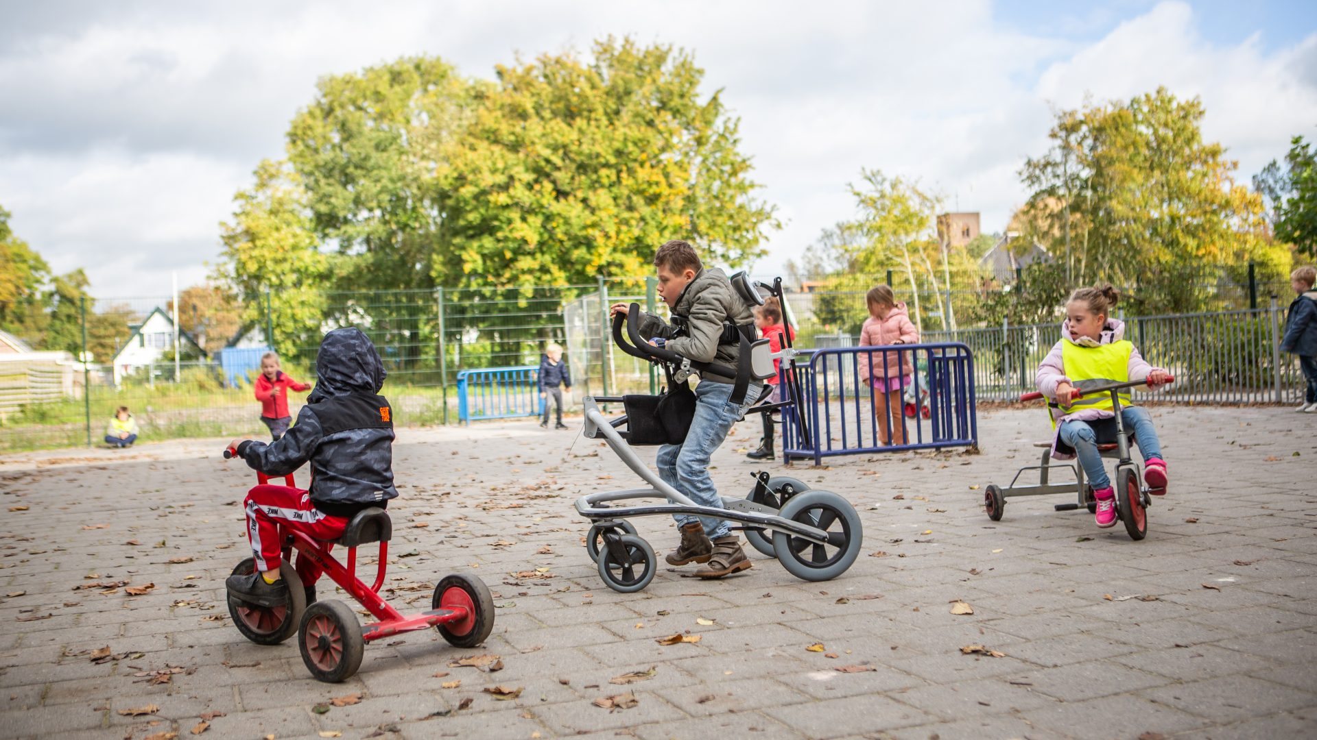 Kamil leerling Stichting Kanz spelend op het schoolplein