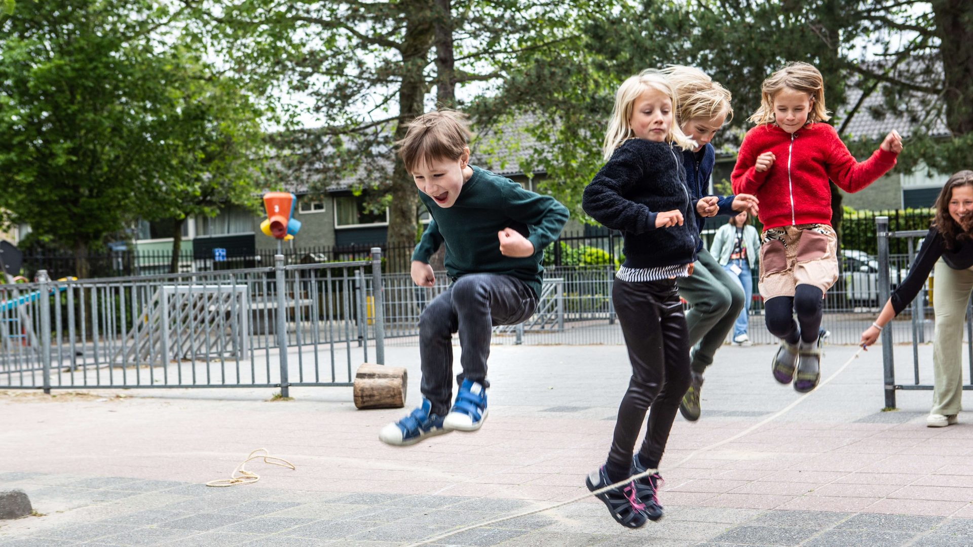 Tobias Stichting de Asstronaut touwtje springen schoolplein