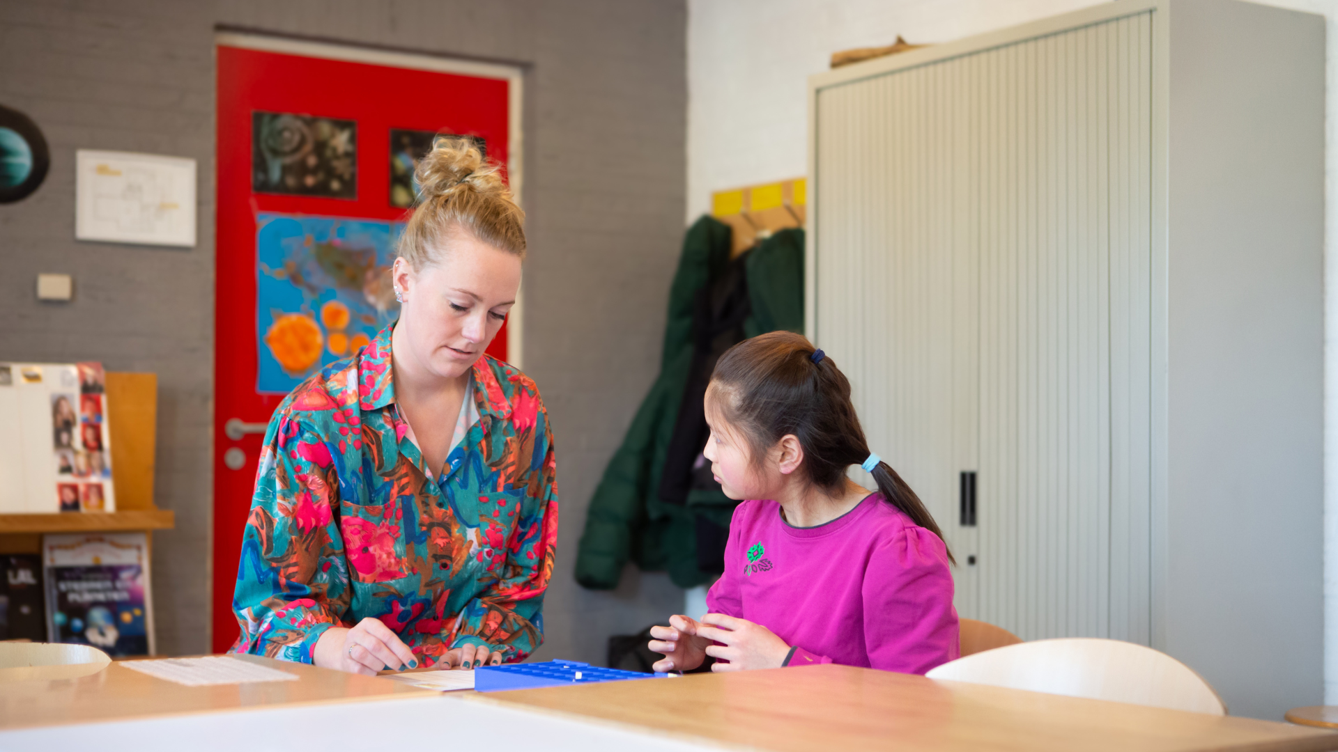 Zhen leerling Stichting Passie werkje samen met begeleider